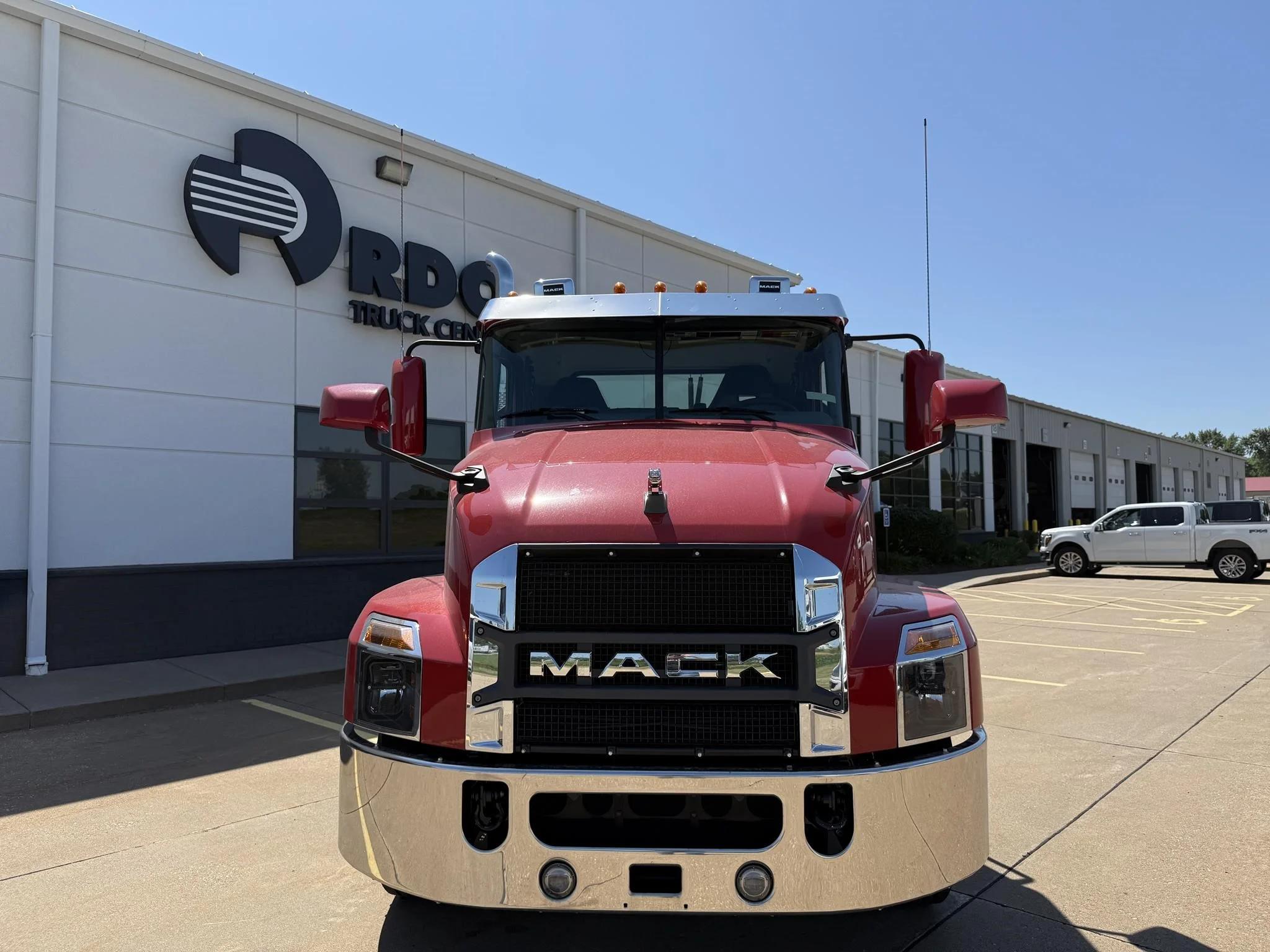 2026 Mack Anthem — photo 2