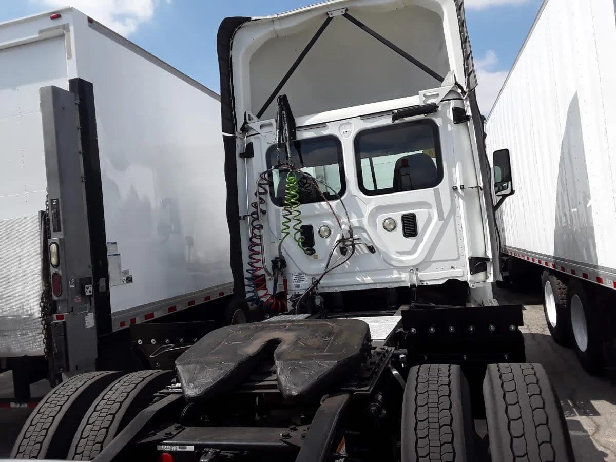 2016 Freightliner Cascadia in Montebello, CA — photo 5