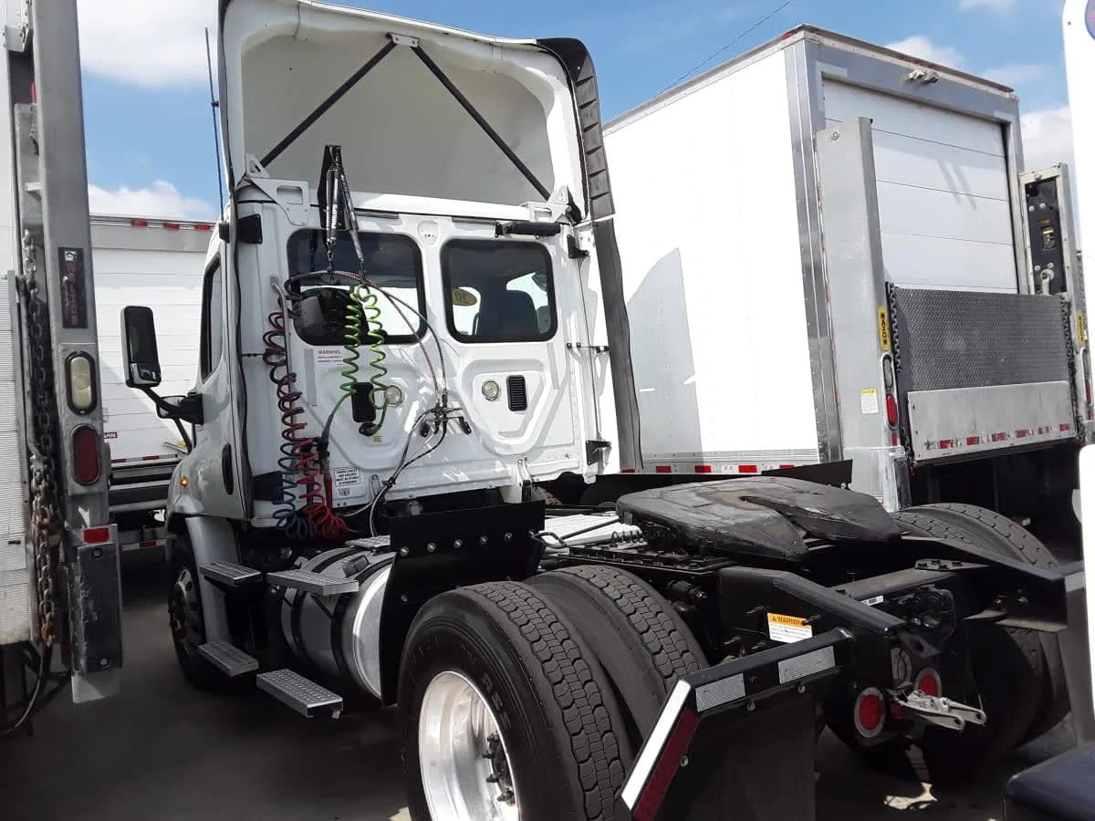 2016 Freightliner Cascadia in Montebello, CA — photo 6
