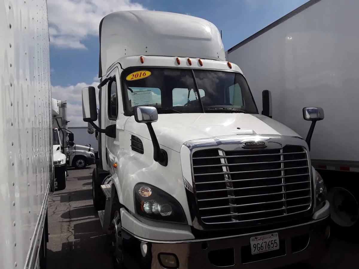2016 Freightliner Cascadia in Montebello, CA — photo 3