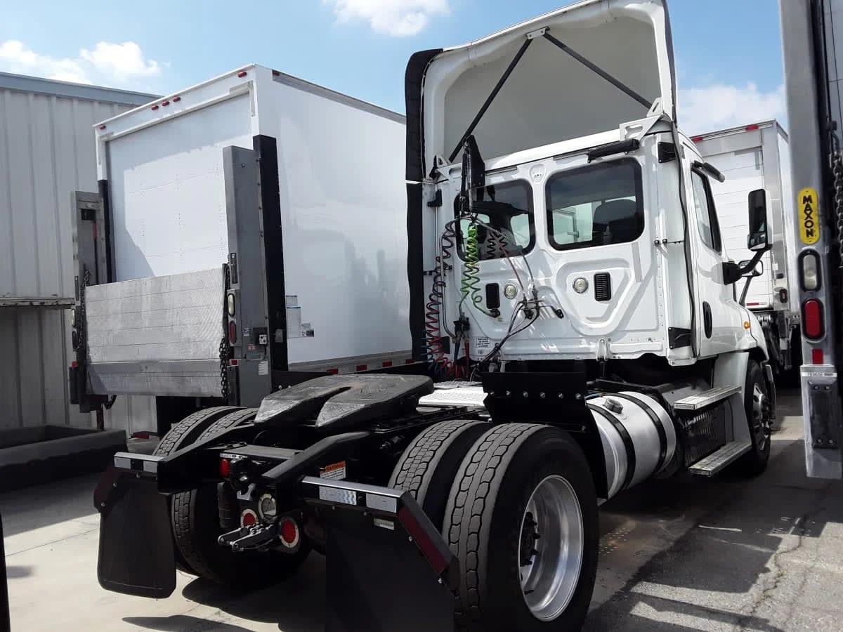 2016 Freightliner Cascadia in Montebello, CA — photo 4
