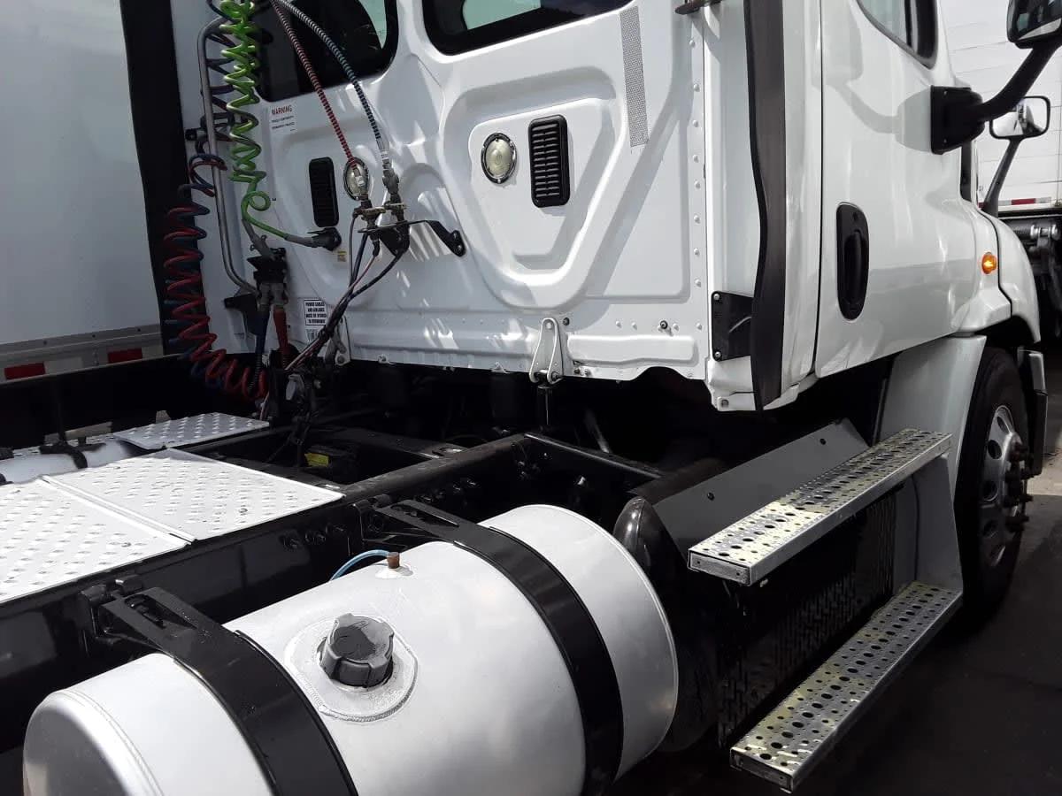 2016 Freightliner Cascadia in Montebello, CA — photo 11