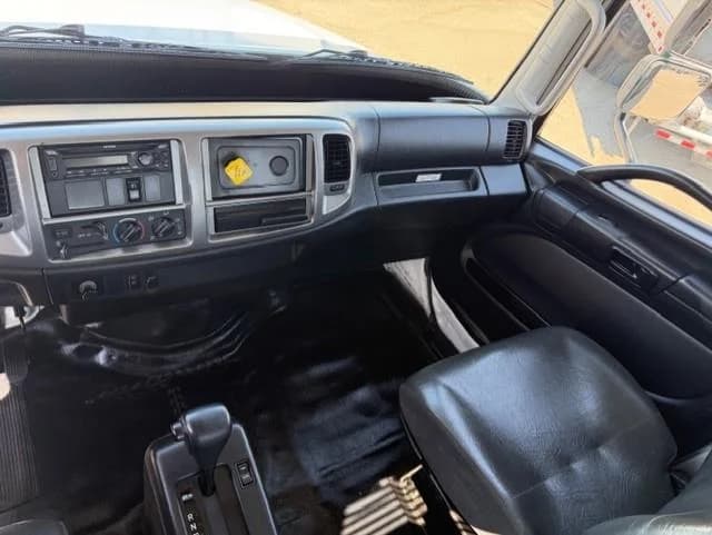 2020 Hino 268 — photo 10
