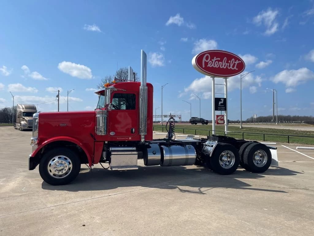 2019 Peterbilt 389 in Springfield, MO — photo 2