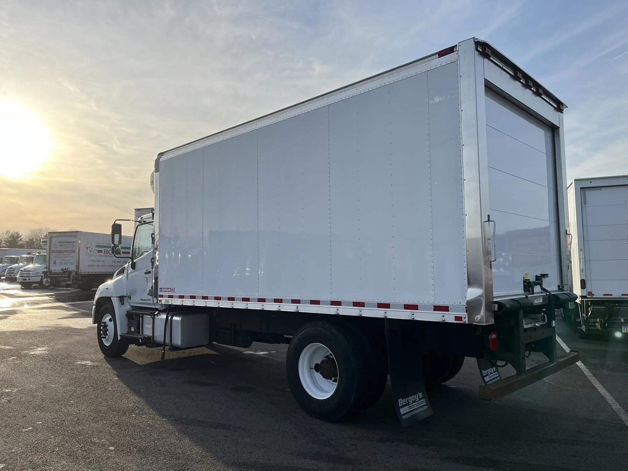 2016 Hino 268 — photo 4