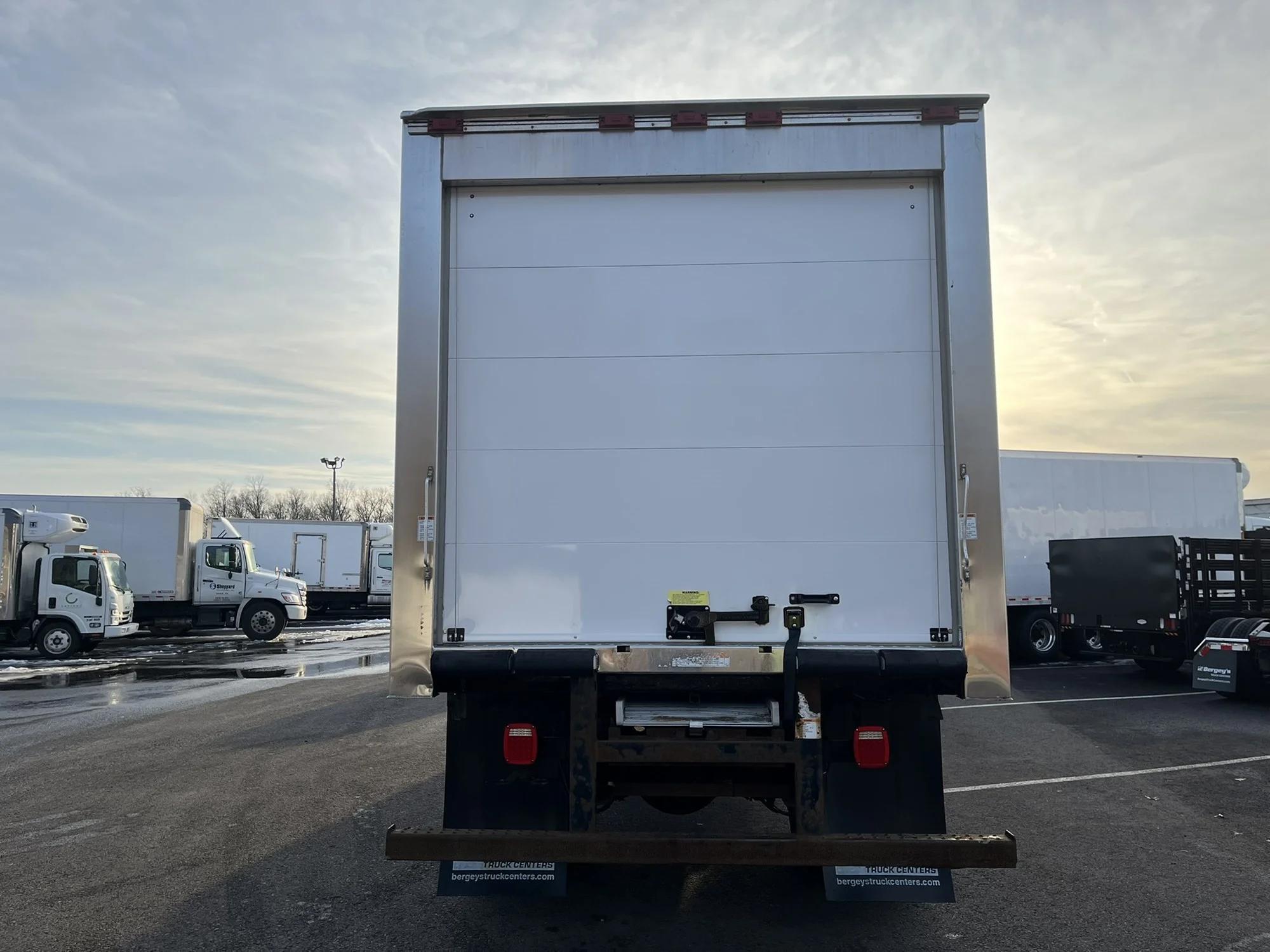 2016 Hino 268 — photo 6