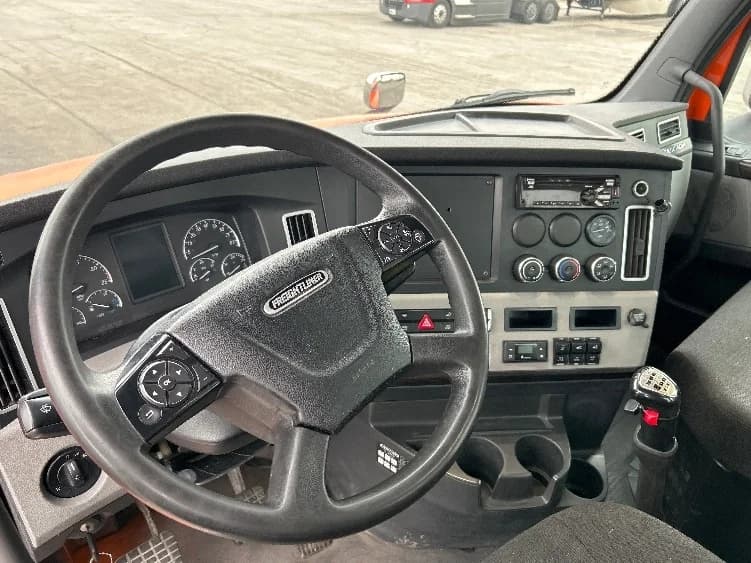 2020 Freightliner Cascadia in Peosta, IA — photo 10