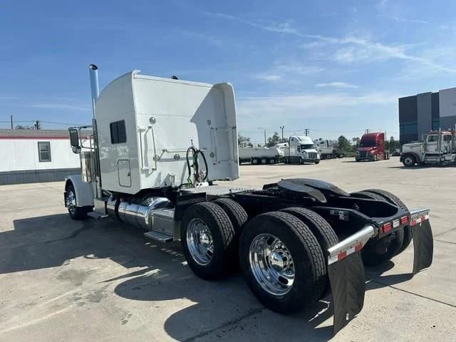 2023 Peterbilt 389 — photo 4
