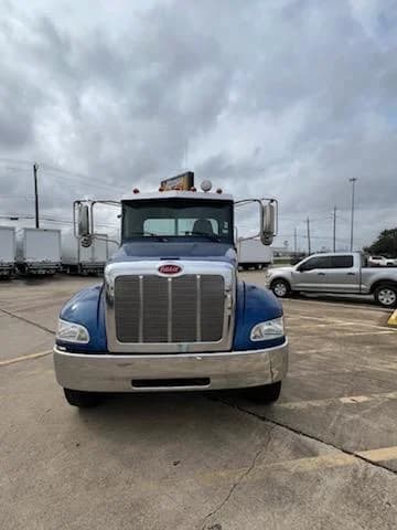 2017 Peterbilt 337 in Houston, TX — photo 3