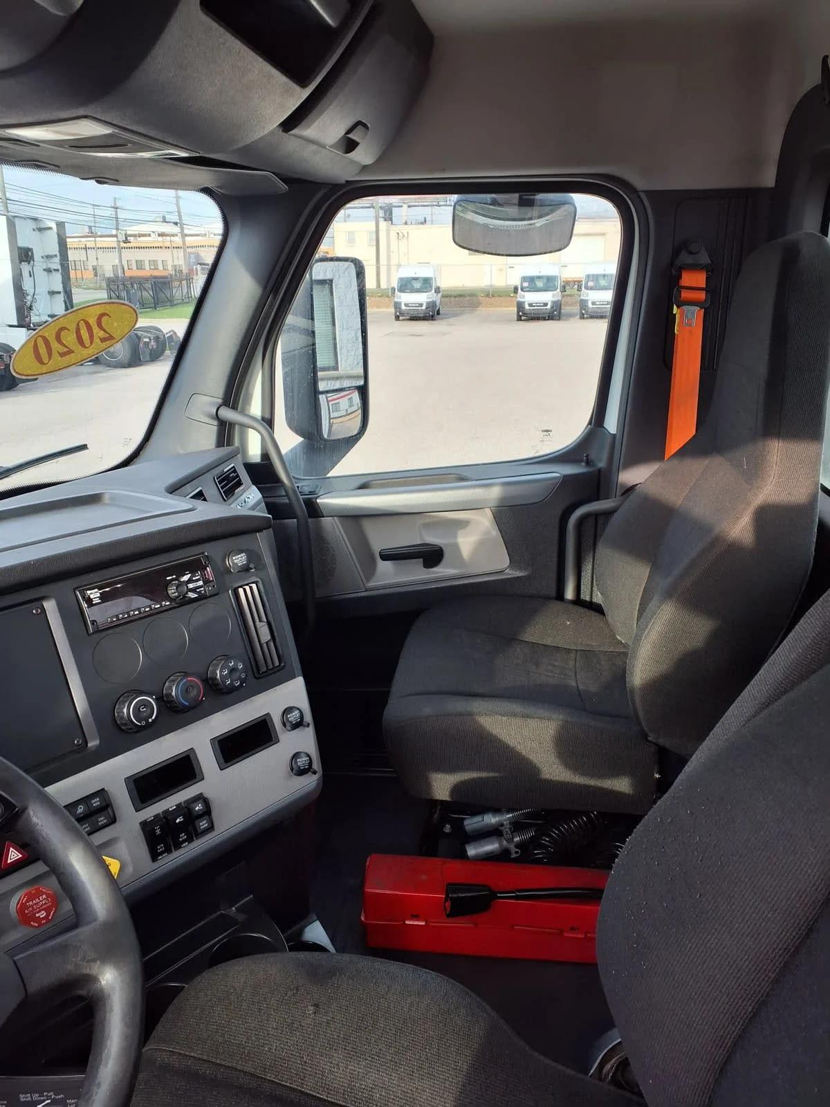2020 Freightliner Cascadia in Cleveland, OH — photo 7