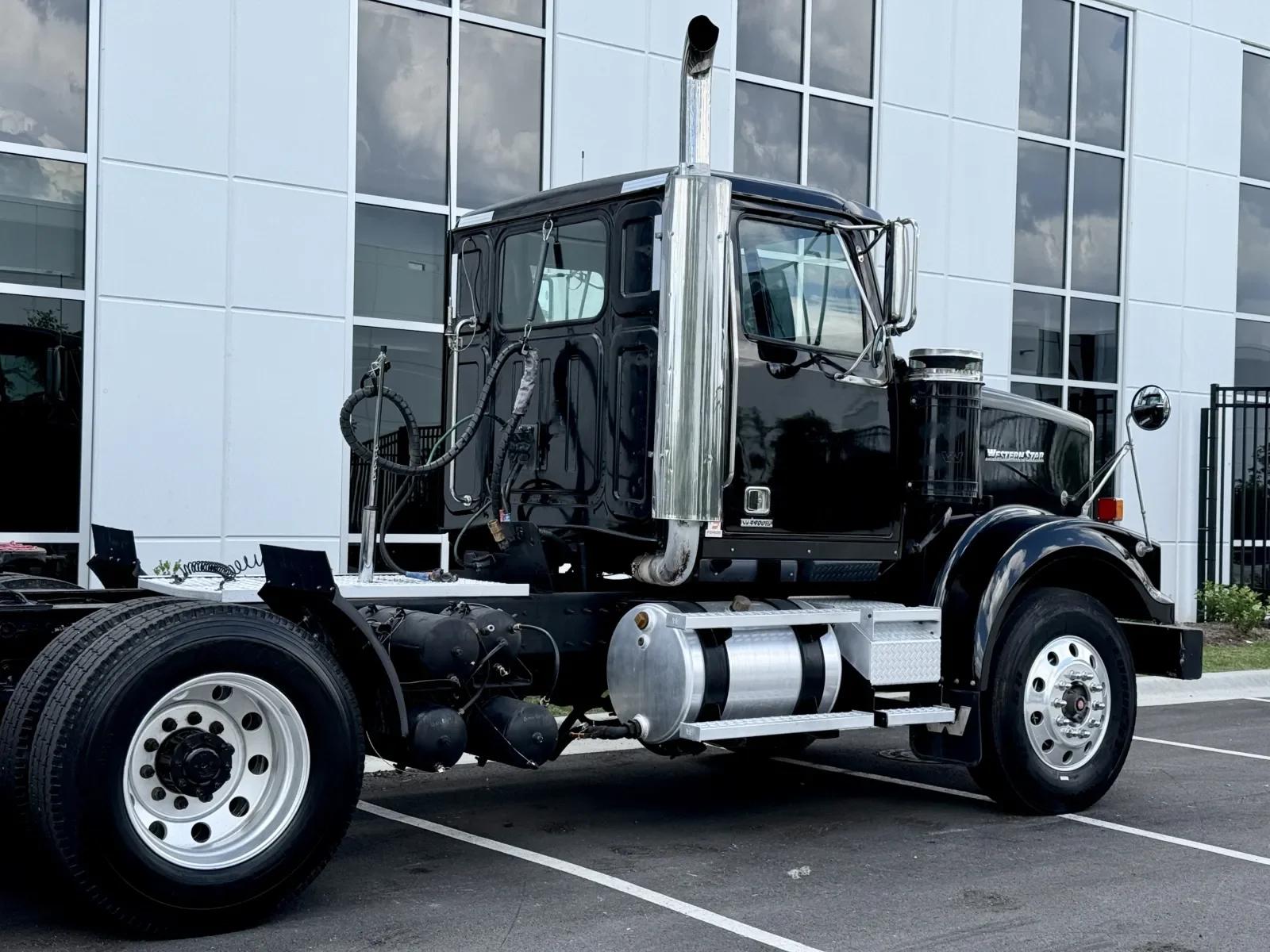2017 Western Star 4900 in New Lenox, IL — photo 7