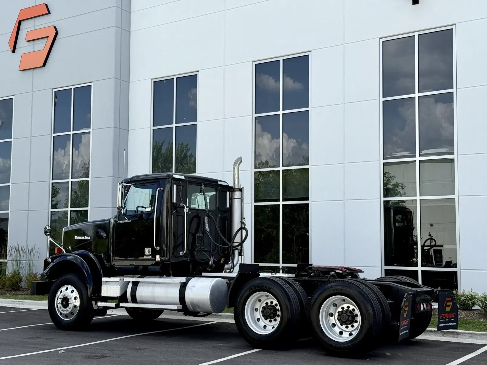 2017 Western Star 4900 in New Lenox, IL — photo 6