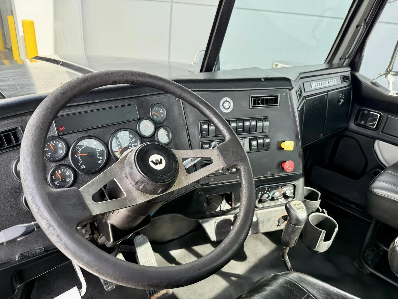 2017 Western Star 4900 in New Lenox, IL — photo 15