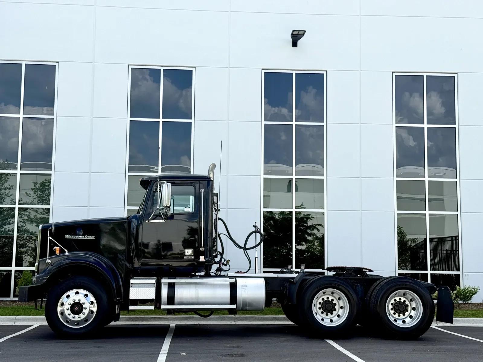 2017 Western Star 4900 in New Lenox, IL — photo 4