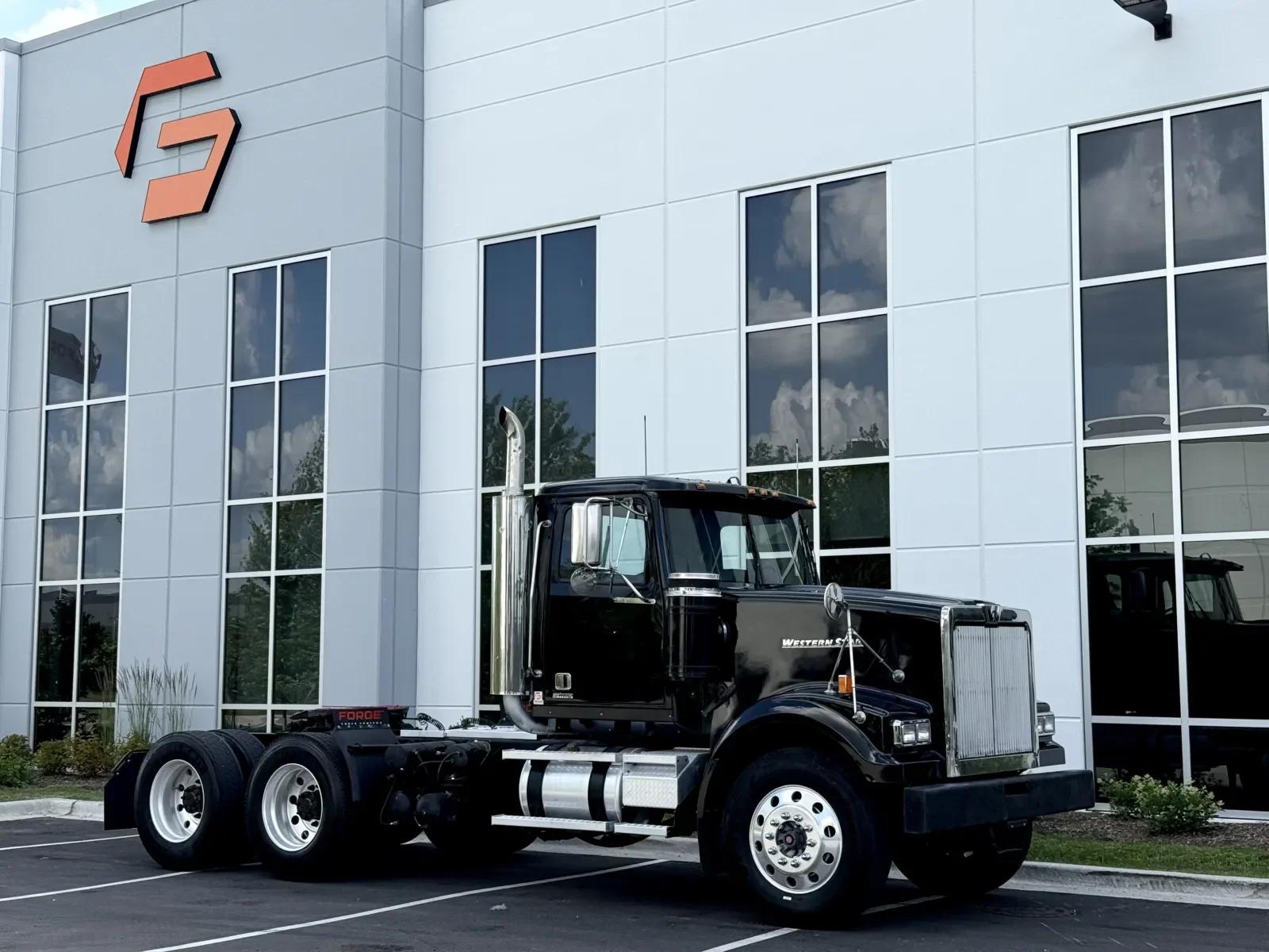 2017 Western Star 4900 in New Lenox, IL — photo 2