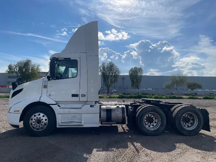 2020 Volvo VNR 640 in Phoenix, AZ — photo 4