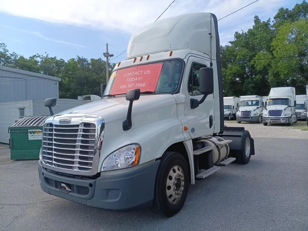 2018 Freightliner Cascadia in Jacksonville, FL — photo 2