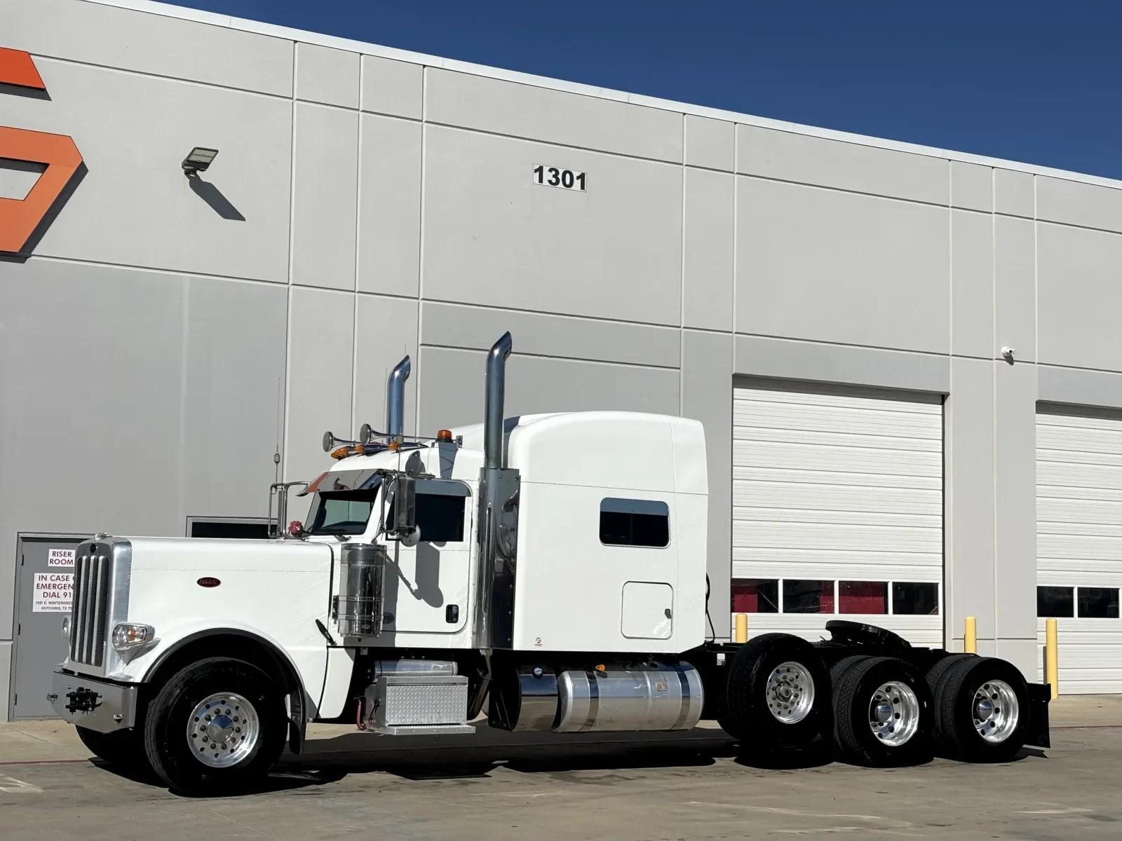2022 Peterbilt 389 in Hutchins, TX — photo 2