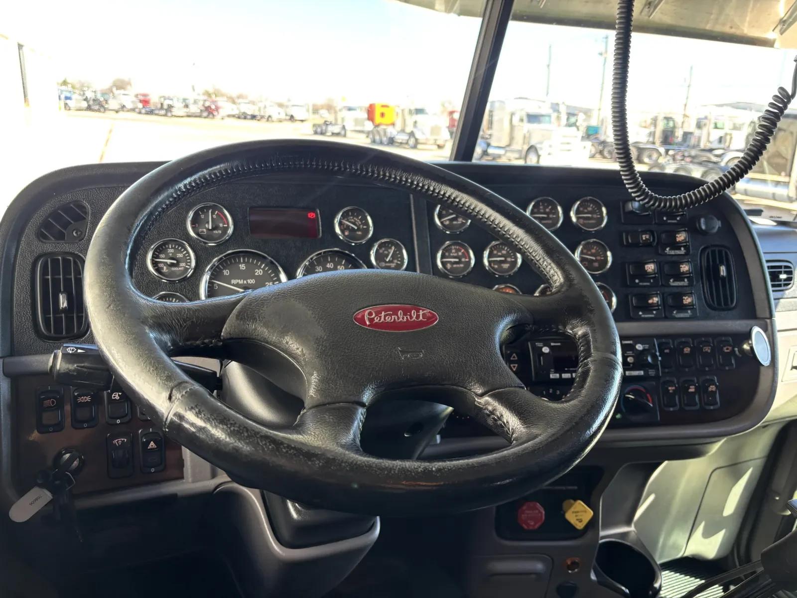 2022 Peterbilt 389 in Hutchins, TX — photo 16