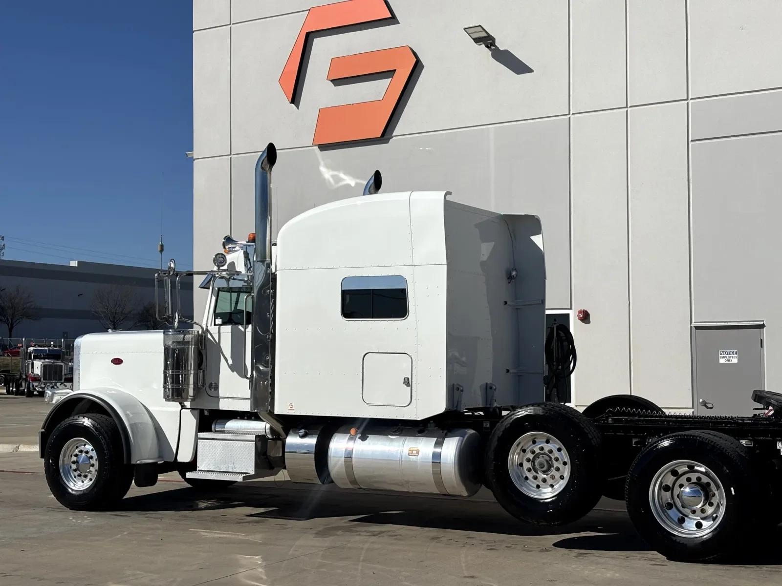 2022 Peterbilt 389 in Hutchins, TX — photo 8