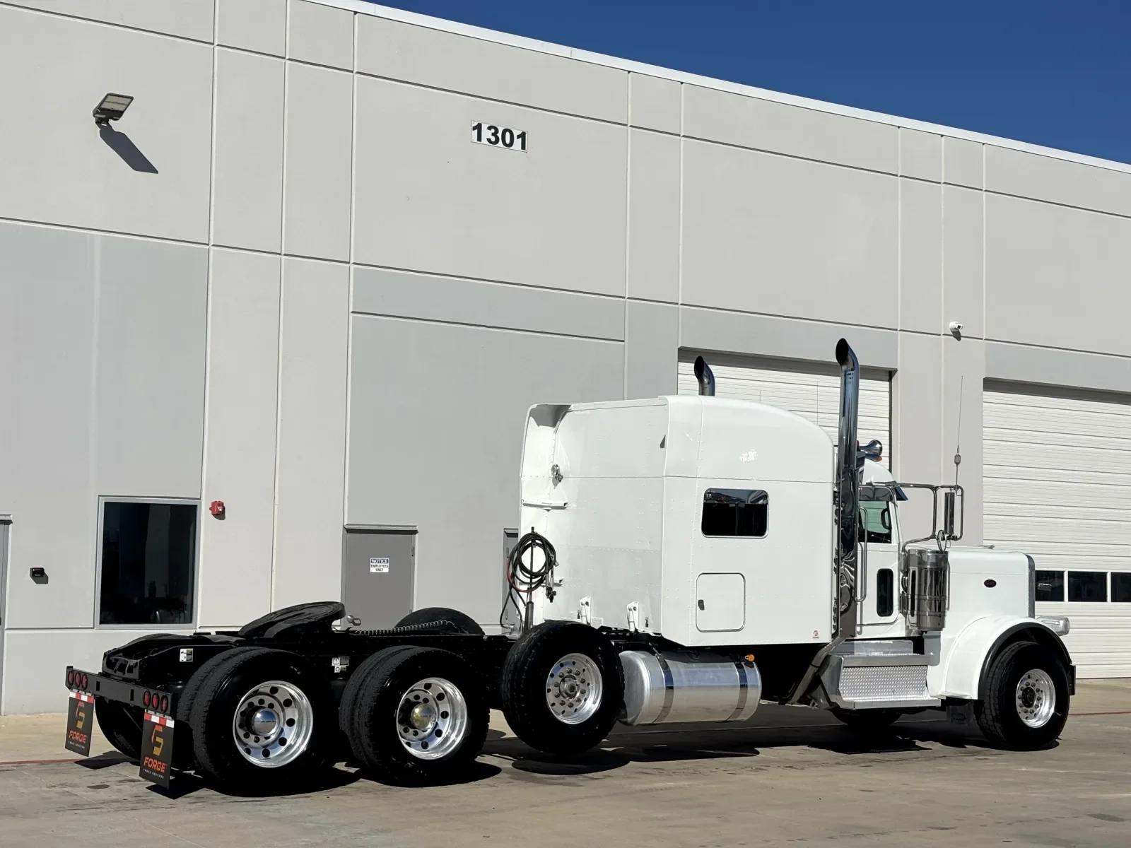 2022 Peterbilt 389 in Hutchins, TX — photo 5