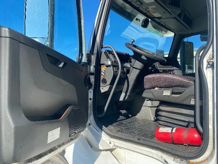 2020 Volvo VNL 300 in Bessemer, AL — photo 9
