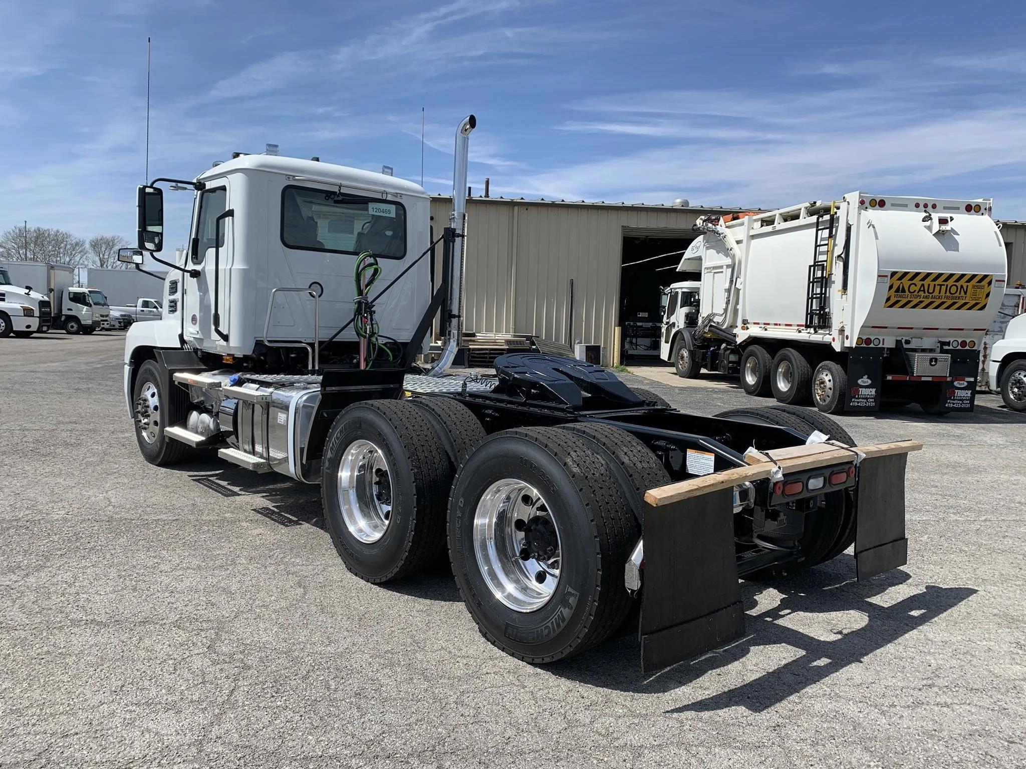 2026 Mack Anthem — photo 3