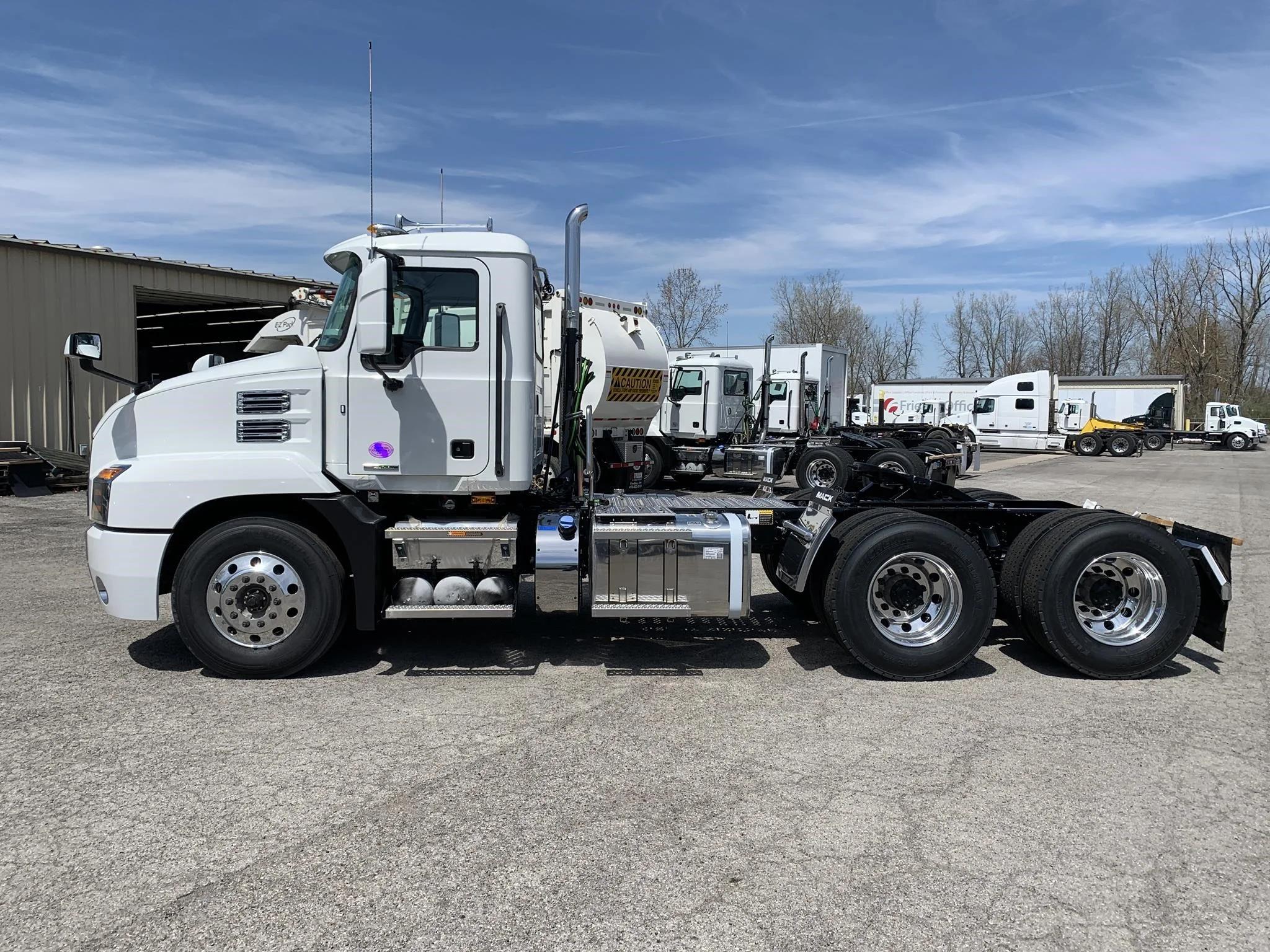 2026 Mack Anthem — photo 2