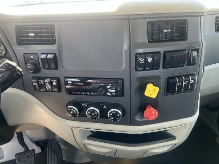 2021 Peterbilt 579 in Kansas City, MO — photo 12