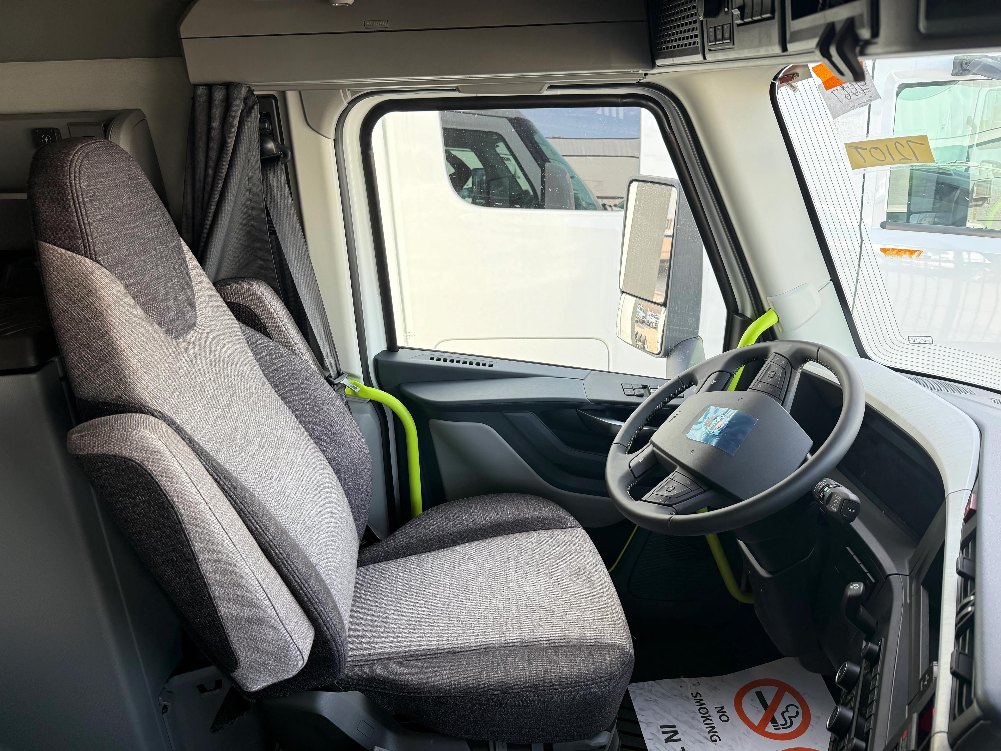 2027 Volvo VNL 860 in Dallas Irving Blvd, TX — photo 11