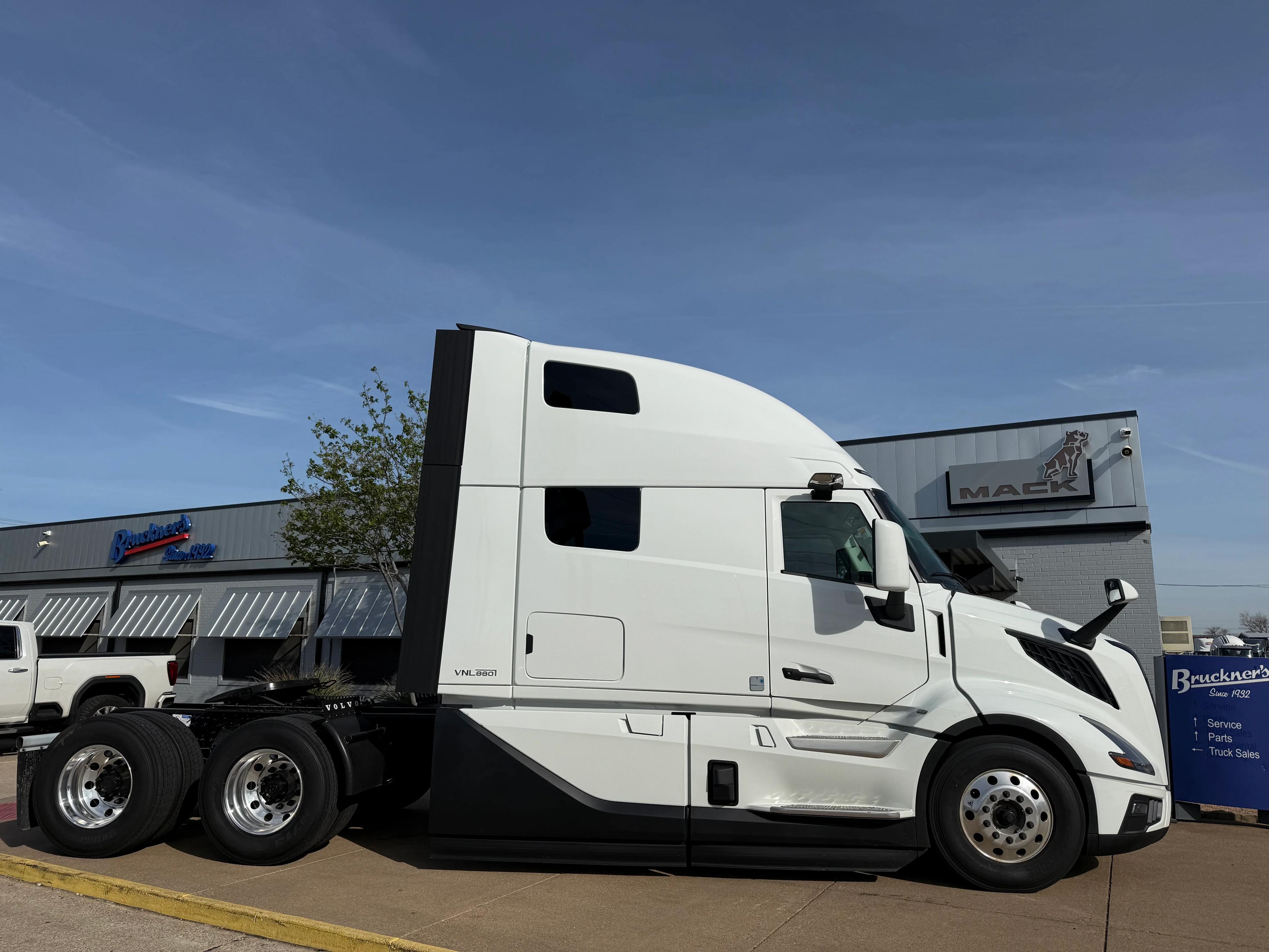 2027 Volvo VNL 860 in Dallas Irving Blvd, TX — photo 7