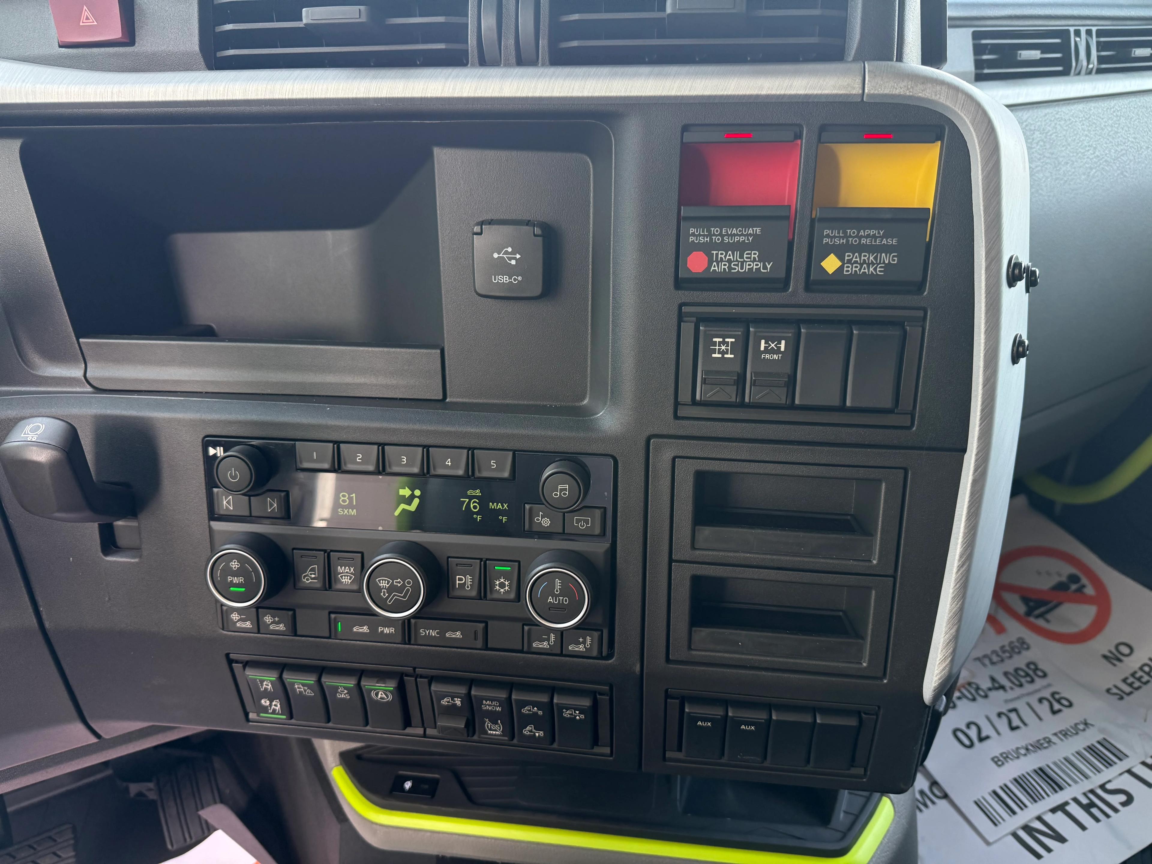 2027 Volvo VNL 860 in Dallas Irving Blvd, TX — photo 12