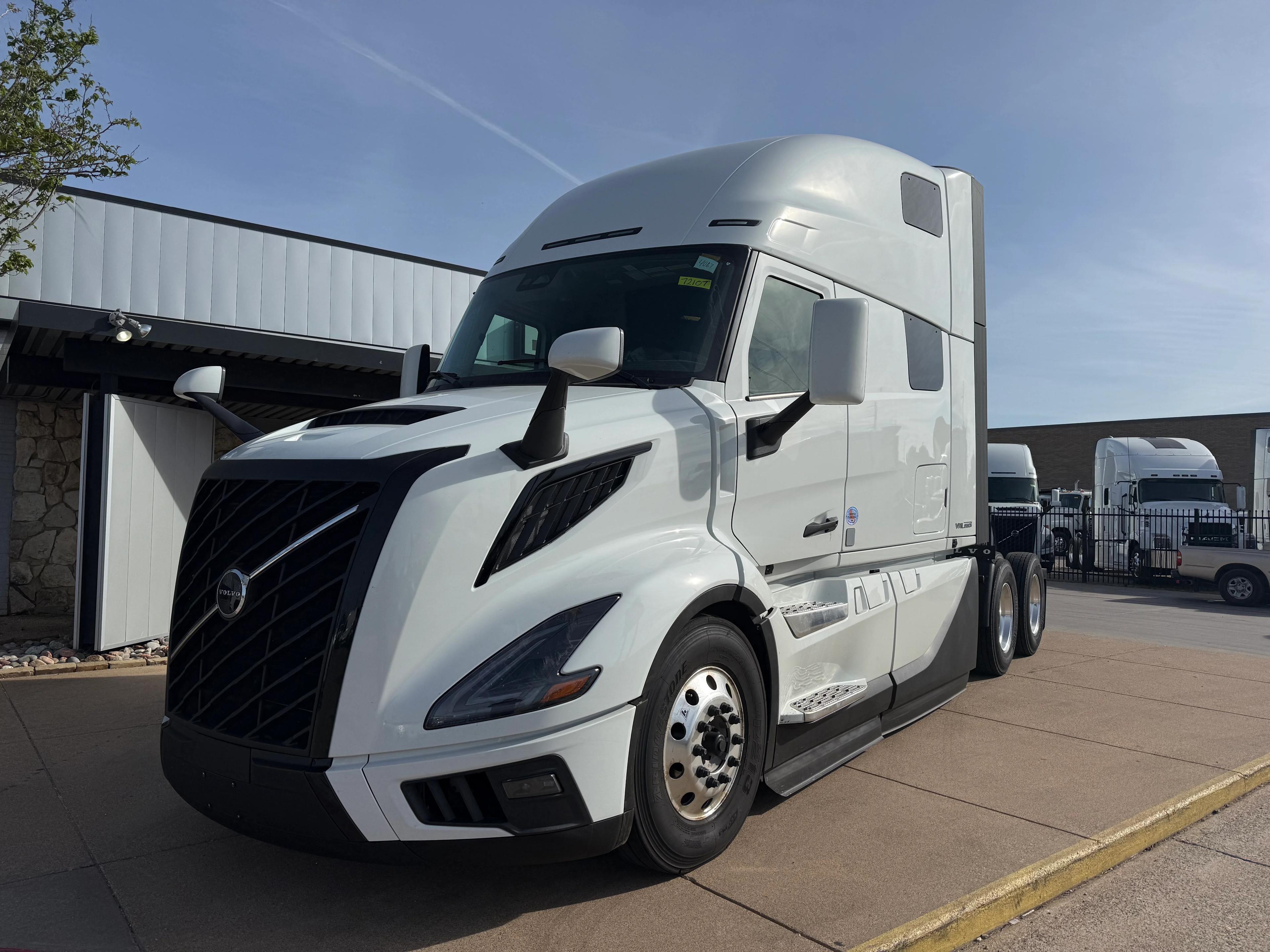 2027 Volvo VNL 860 in Dallas Irving Blvd, TX