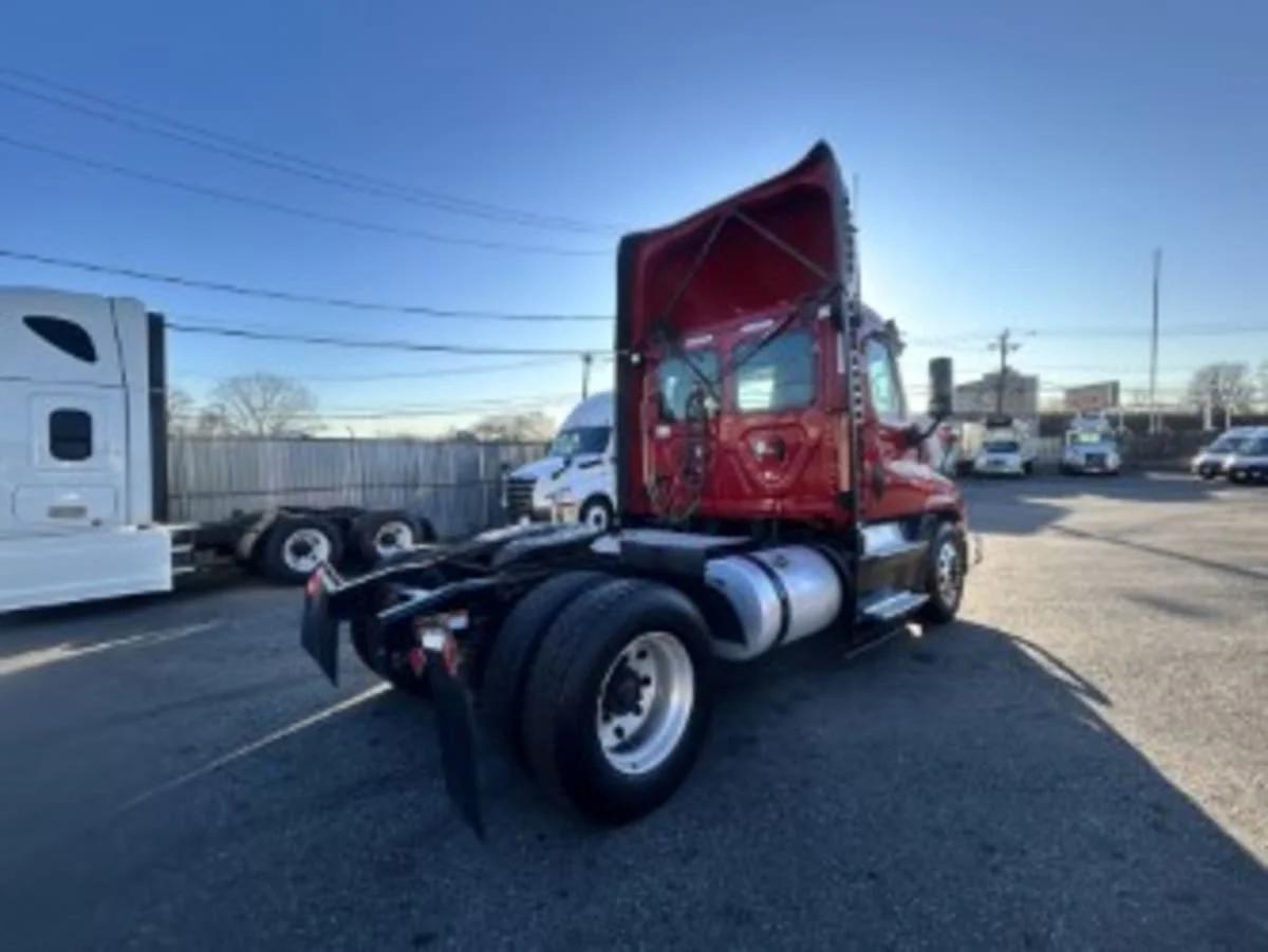 2019 Freightliner Cascadia in Kearny, NJ — photo 4