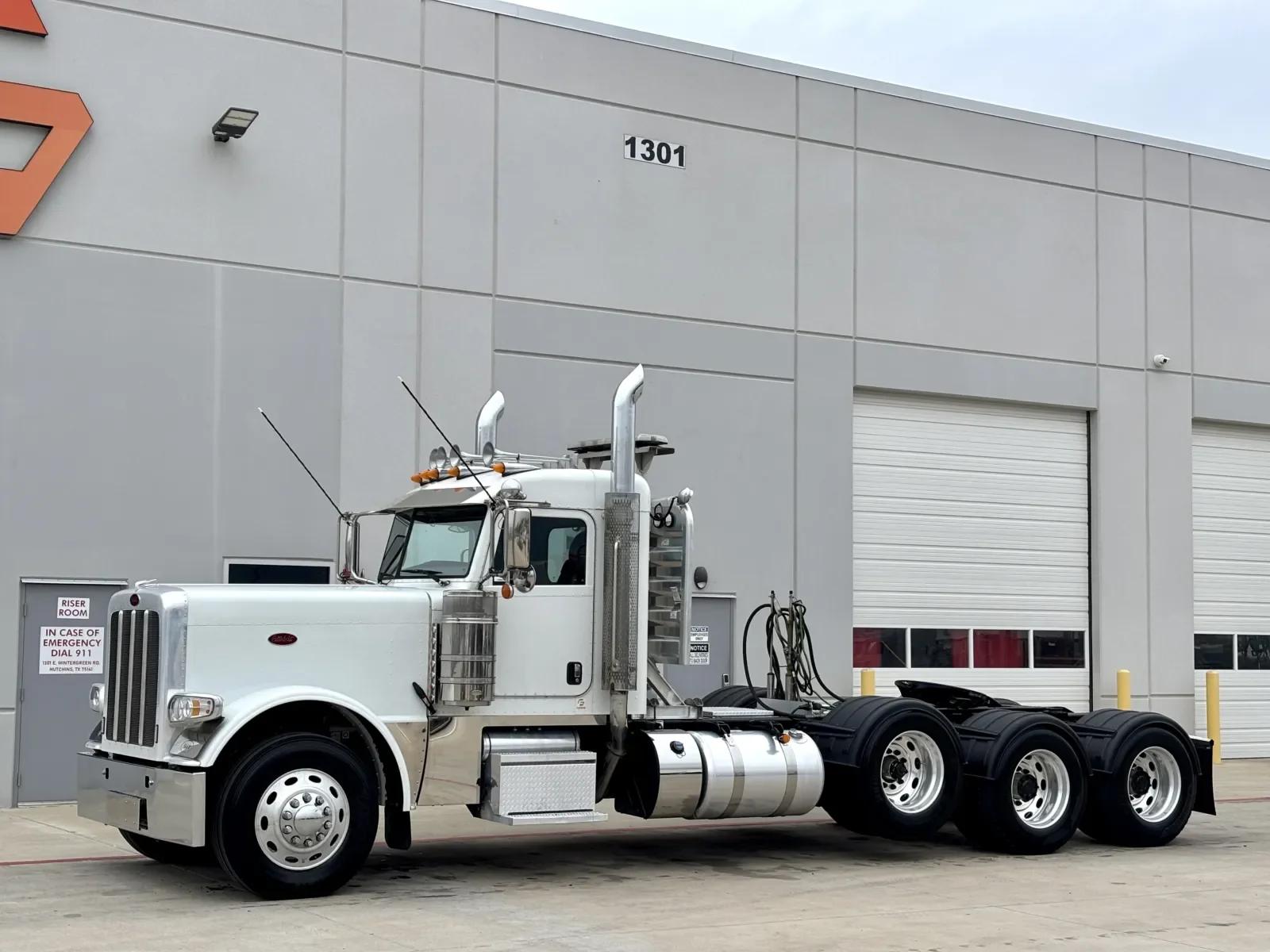 2023 Peterbilt 389 in Hutchins, TX — photo 2
