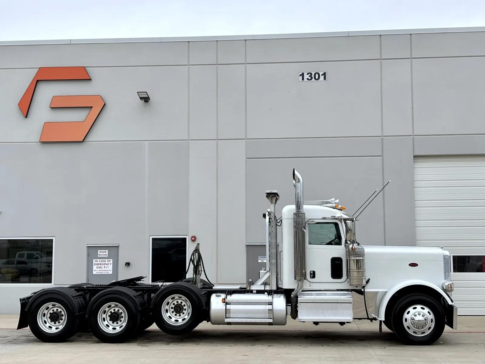 2023 Peterbilt 389 in Hutchins, TX — photo 3