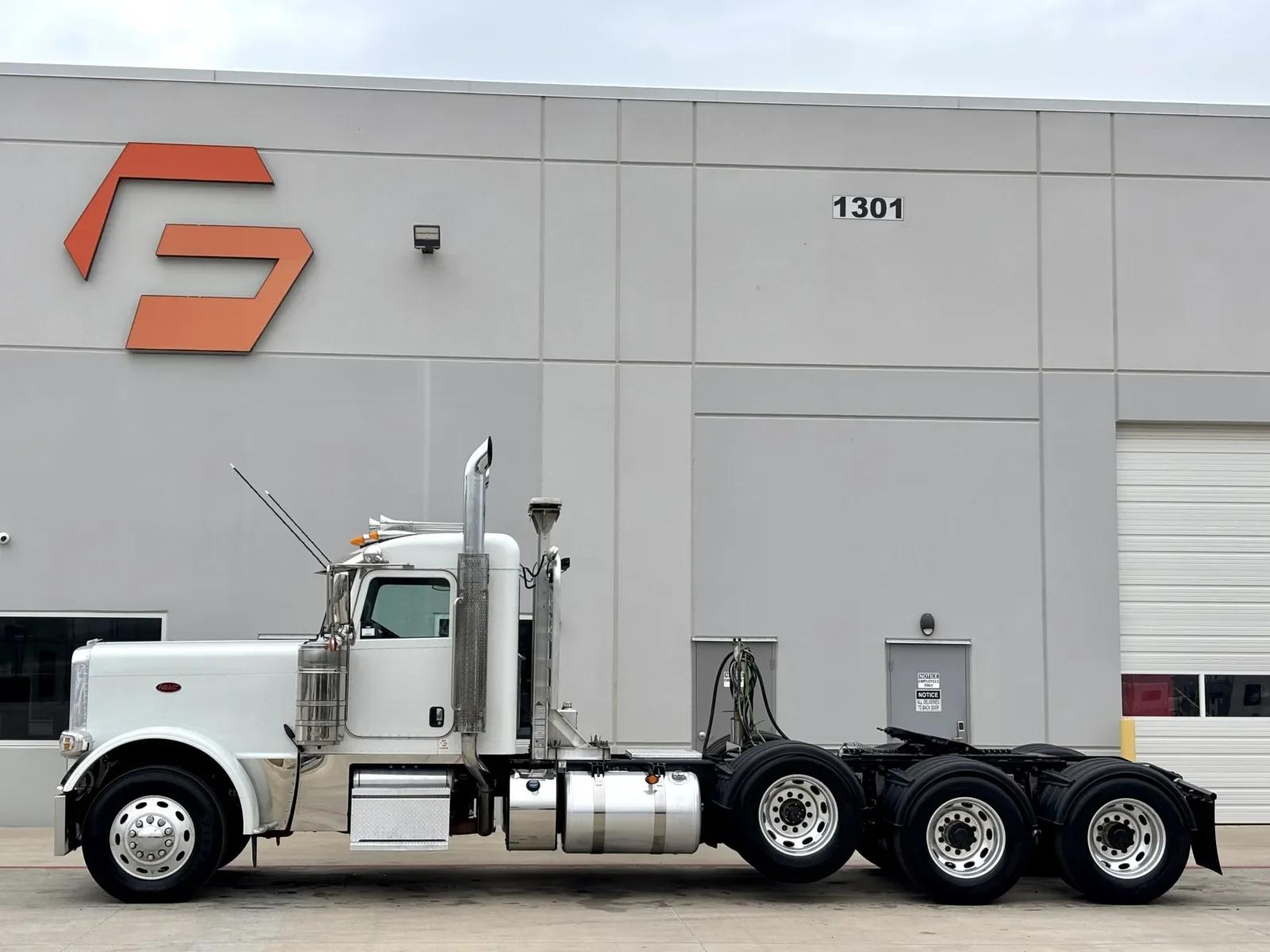 2023 Peterbilt 389 in Hutchins, TX — photo 4
