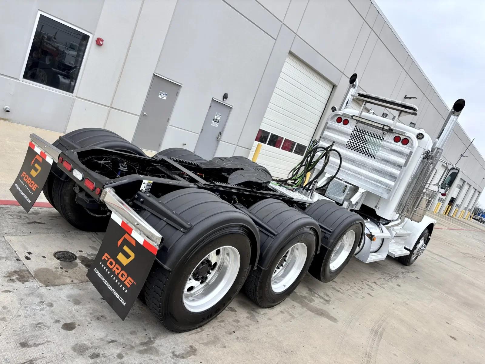 2023 Peterbilt 389 in Hutchins, TX — photo 11