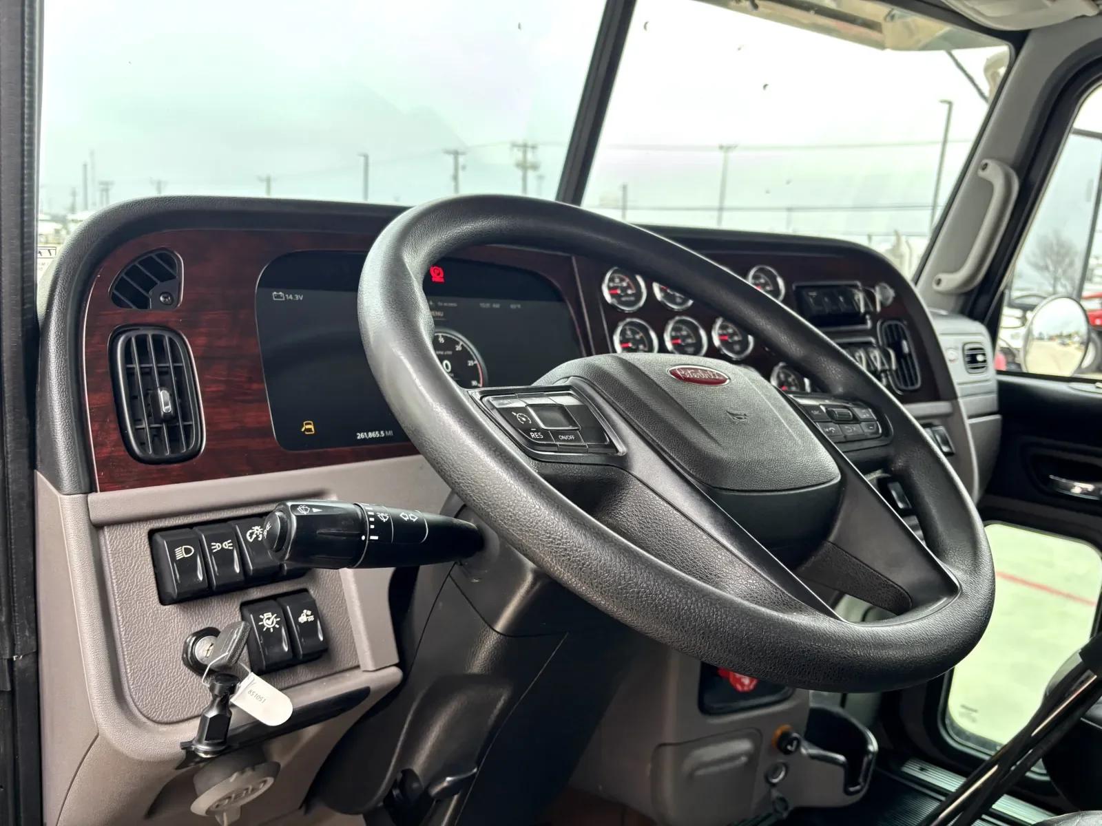 2023 Peterbilt 389 in Hutchins, TX — photo 15