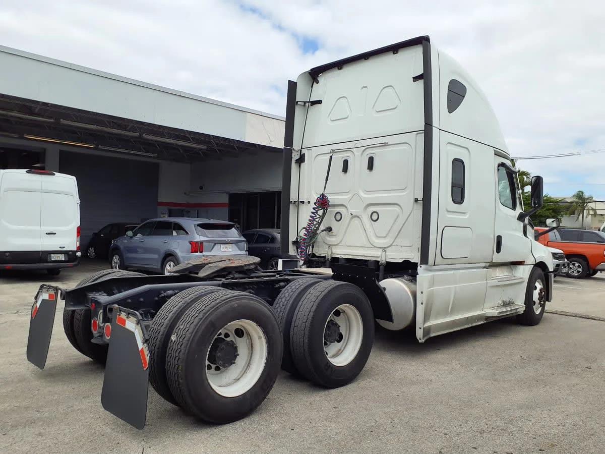 2023 Freightliner Cascadia in Miami, FL — photo 4
