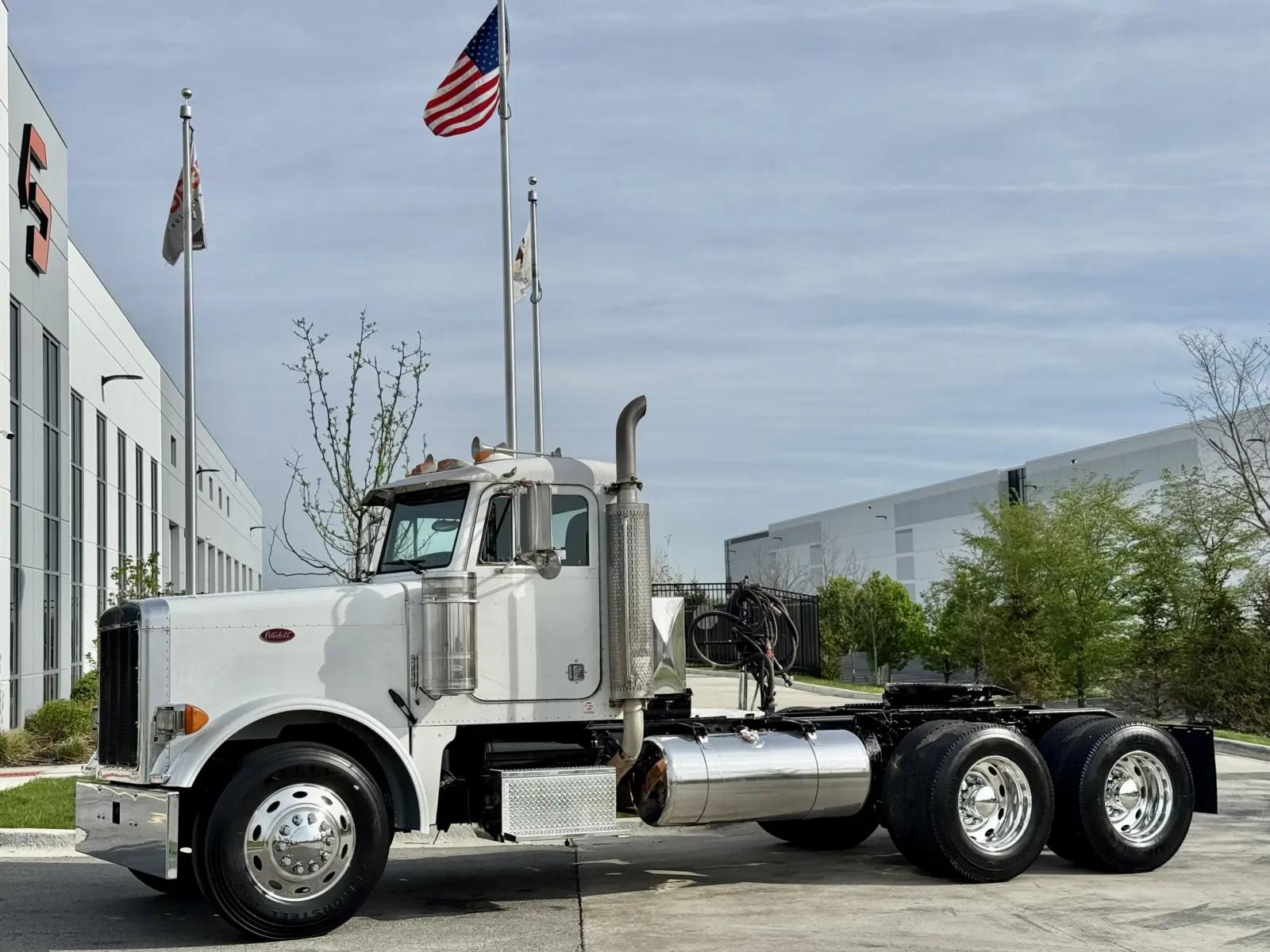 2001 Peterbilt 379 in New Lenox, IL