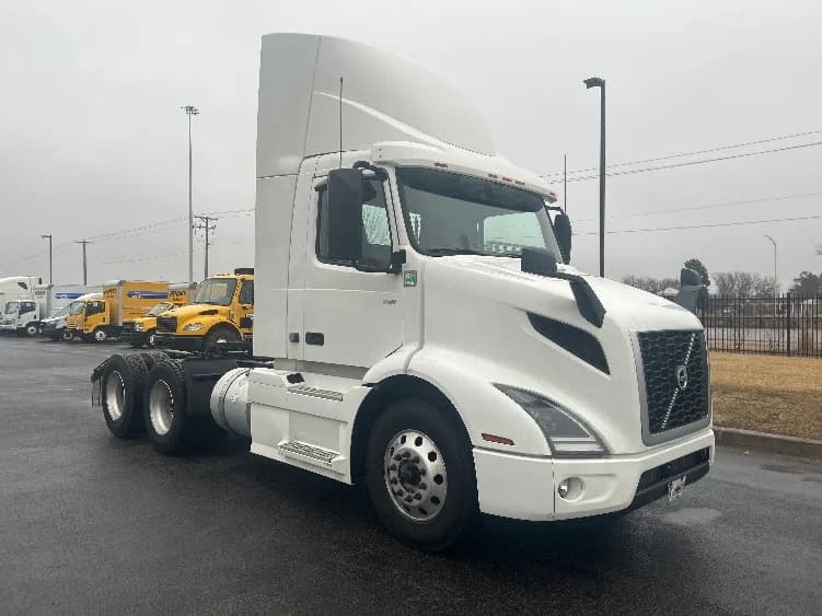 2021 Volvo VNR 640 in La Porte, IN