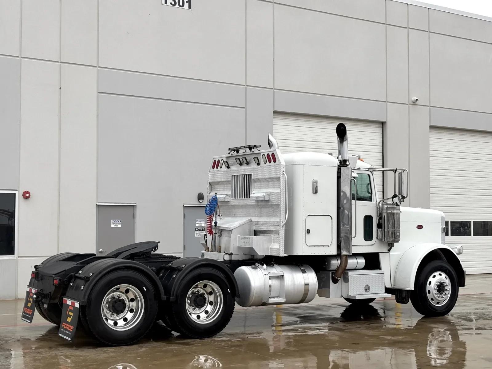 2009 Peterbilt 388 in Hutchins, TX — photo 5