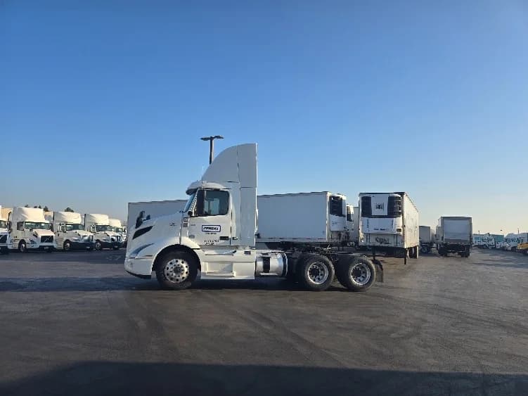 2020 Volvo VNR 640 in West Sacramento, CA — photo 4