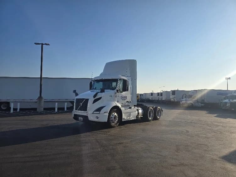 2020 Volvo VNR 640 in West Sacramento, CA — photo 3