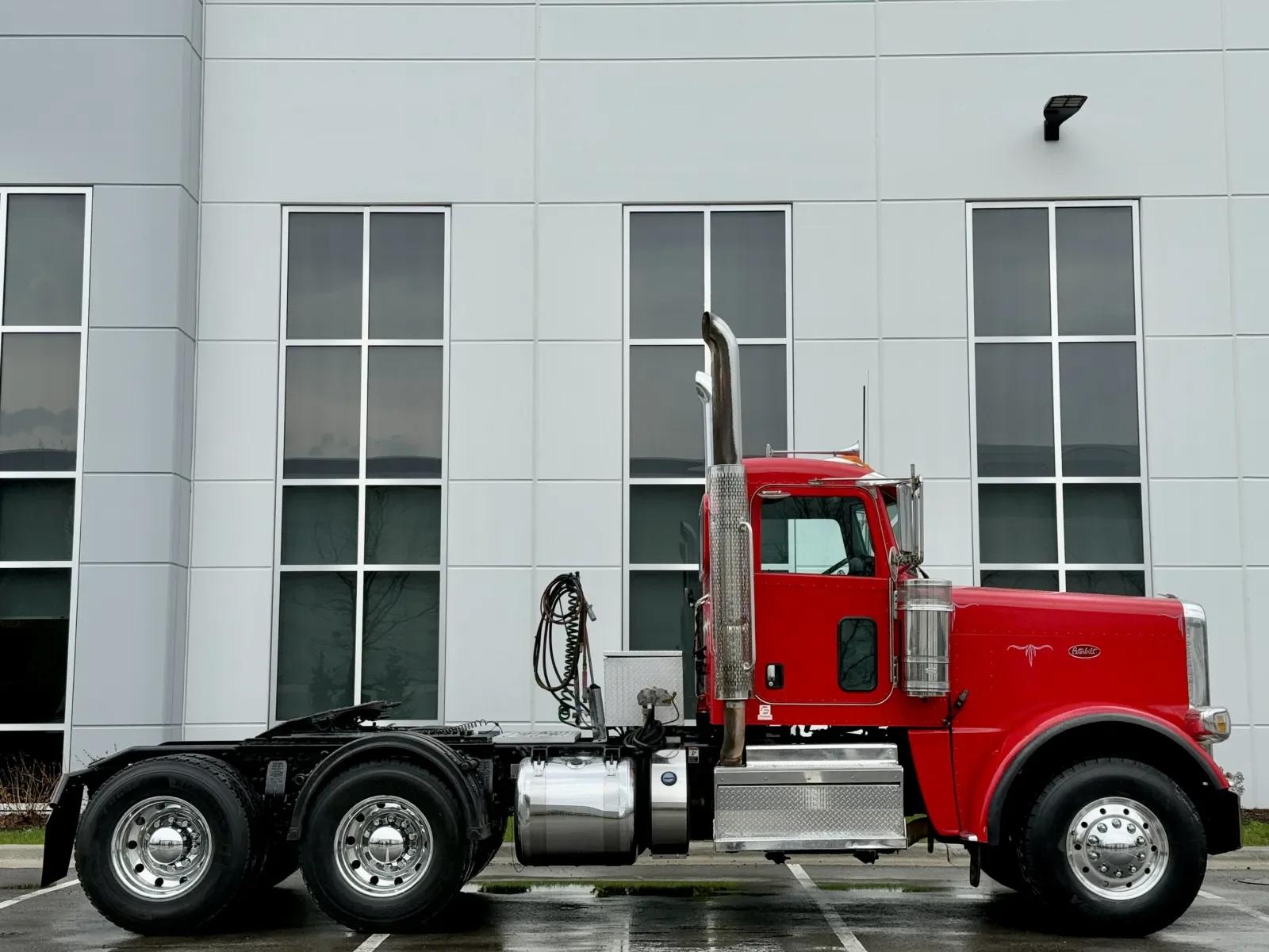 2021 Peterbilt 389 in New Lenox, IL — photo 3