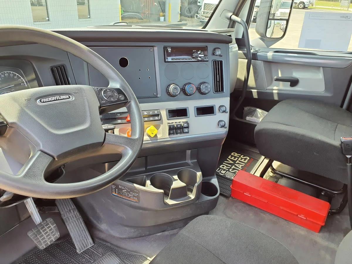 2019 Freightliner Cascadia in Oak Creek, WI — photo 7