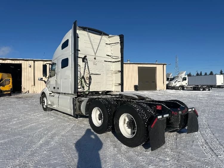 2023 Volvo VNL 760 in Milwaukee, WI — photo 5