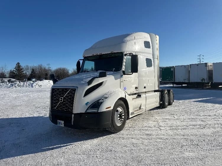2023 Volvo VNL 760 in Milwaukee, WI — photo 3
