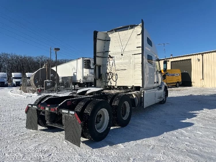 2023 Volvo VNL 760 in Milwaukee, WI — photo 7